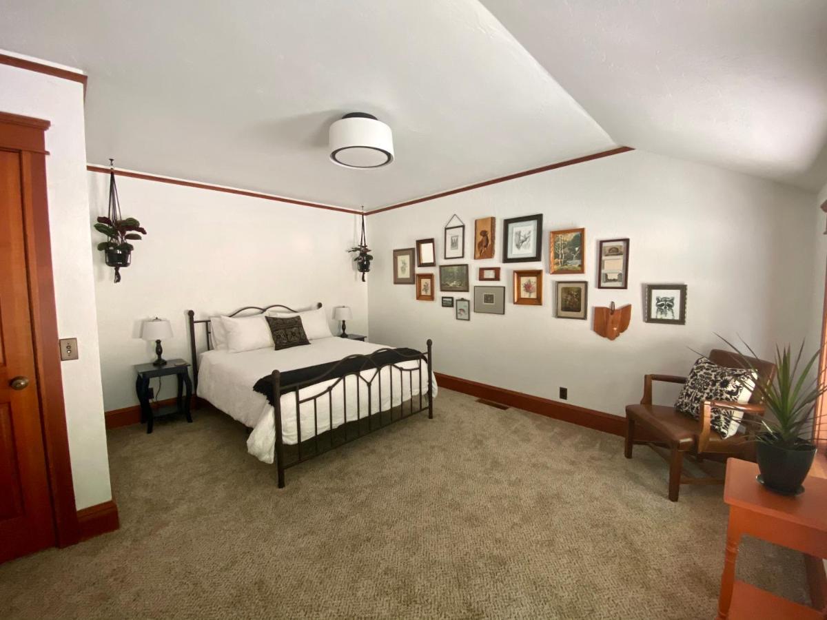 Mount Tom House Bed & Breakfast Harrisburg Room photo
