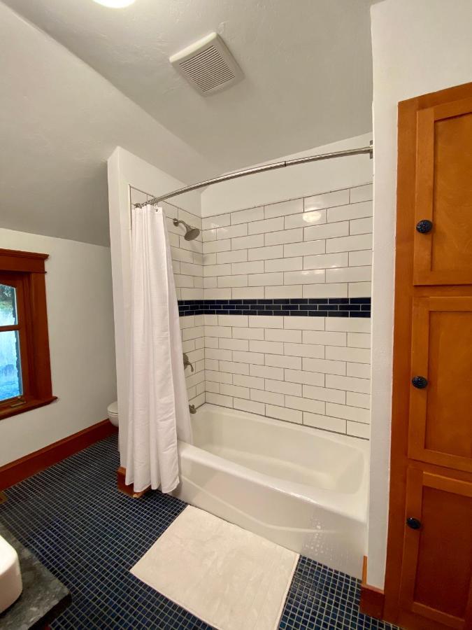 Mount Tom House Bed & Breakfast Harrisburg Room photo