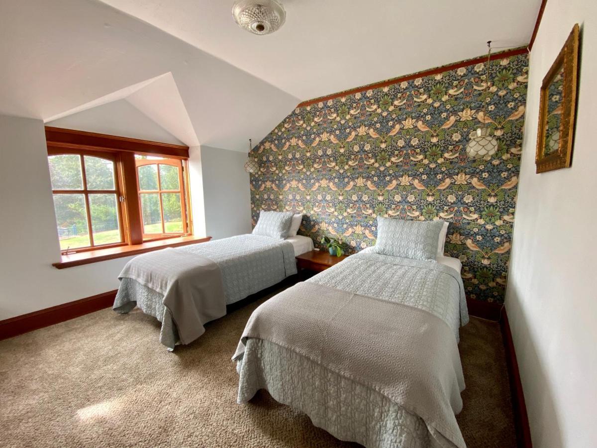 Mount Tom House Bed & Breakfast Harrisburg Exterior photo
